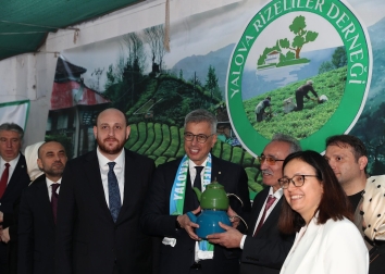 Sağlık Bakanımız Sayın Kemal MEMİŞOĞLU Valimiz Sayın Hülya Kaya, AK Parti Yalova Milletvekilleri Sayın Ahmet Büyükgümüş ve Sayın Meliha Akyol ile derneğimizi ziyarette bulunarak bizleri onurlandırmışlardır.